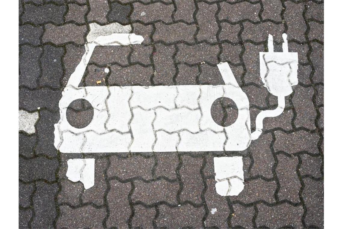 Bei Elektroautos gibt es Fünf-Millionen-Lücke bis 2030 Mit dem Ziel der Ampel-Koalition von 15 Millionen Elektroautos bis 2030 wird das Klimaziel im Verkehr nach einer Studie verpasst. Foto: Julian Stratenschulte/dpa