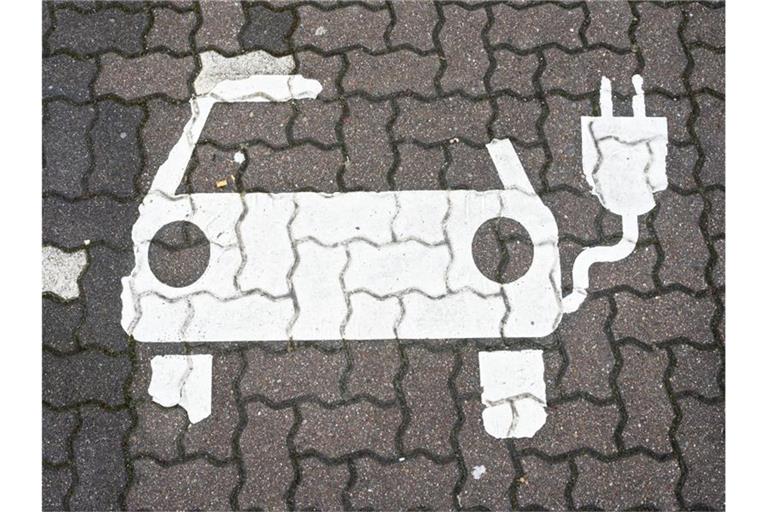 Mit dem Ziel der Ampel-Koalition von 15 Millionen Elektroautos bis 2030 wird das Klimaziel im Verkehr nach einer Studie verpasst. Foto: Julian Stratenschulte/dpa