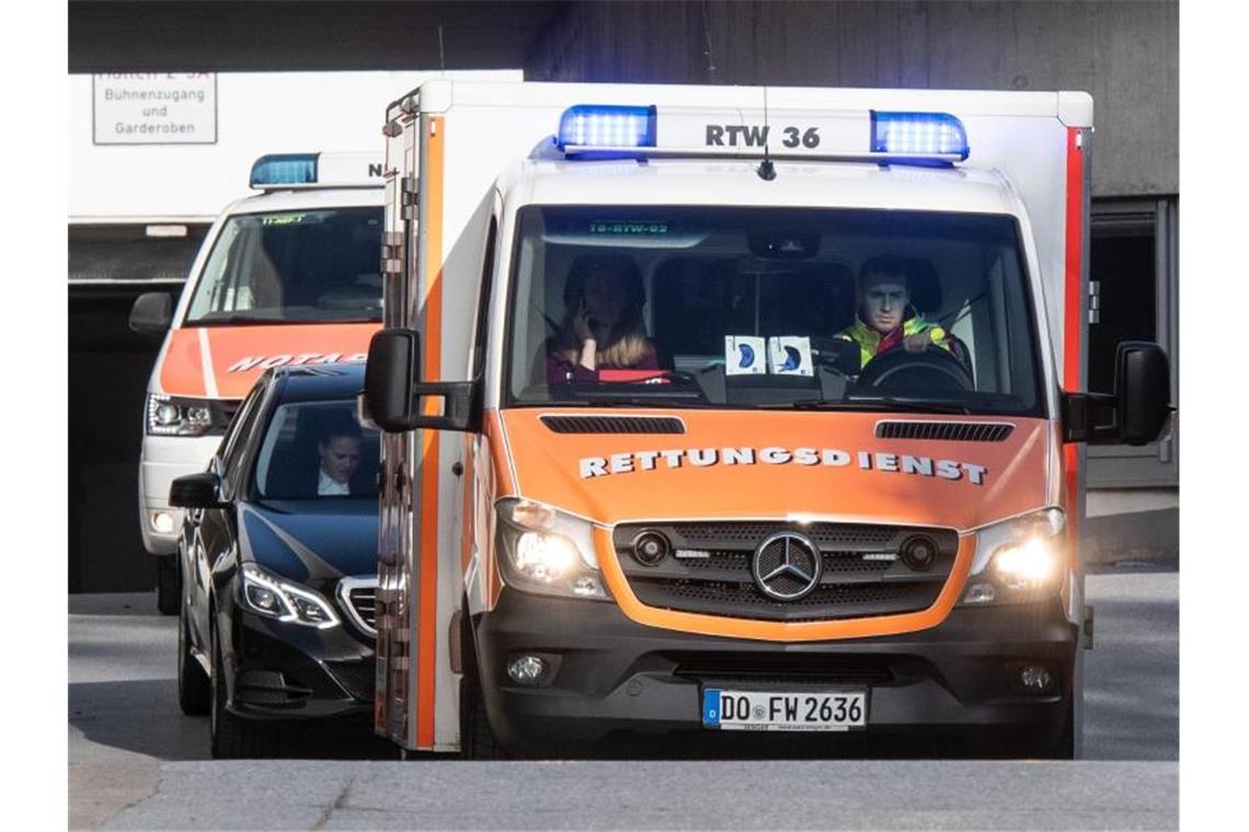 Minister Altmaier nach schwerem Sturz im Krankenhaus Mit dem Rettungswagen abtransportiert: Altmaier ist nach seiner Auftaktrede beim Digital-Gipfel in Dortmund beim Gang von der Bühne gestürzt. Foto: Bernd Thissen/dpa