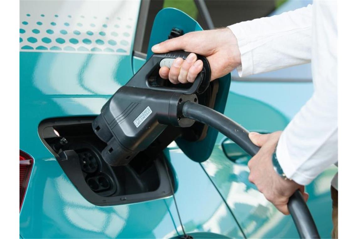 Halbe Milliarde Euro für deutsches E-Auto-Ladenetz Mit den 500 Millionen Euro sollen Schnell- und Standardladestationen und deren Anschluss an das Netz finanziert werden. Foto: Sebastian Kahnert/dpa-Zentralbild/dpa