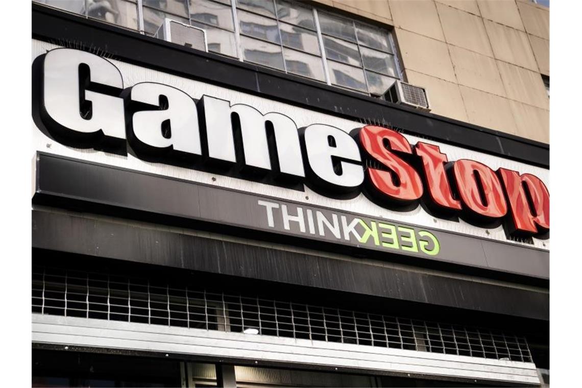 Mit den Aktien des US-Spielehändlers Gamestop hatten Spekulanten und Kleinanleger Anfang des Jahres einen Spekulationskampf mit Hedgefonds ausgefochten. Foto: John Minchillo/AP/dpa