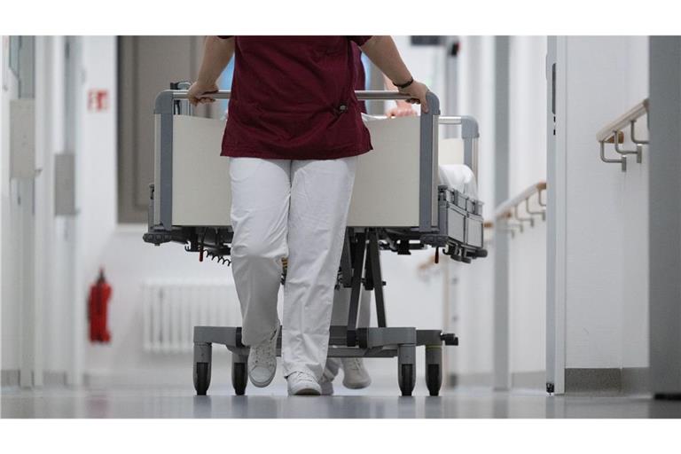 Mit den Aktionen wollen die Mitarbeiter und die Klinikbetreiber gegen das von der Bundesregierung geplante Sparpaket zur finanziellen Stabilisierung der Krankenkassen protestieren.
