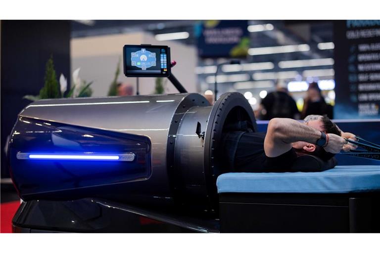 Mit den Armen trainieren, während der restliche Körper im "Flow System" des Geräteherstellers Art of Cryo durch Über- und Unterdruck stimuliert wird.