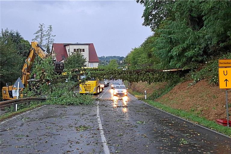 Mit den Aufräumarbeiten in Oppenweiler waren Bauhof, Feuerwehr und eine Fachfirma lange beschäftigt. Fotos: Erik Christmann