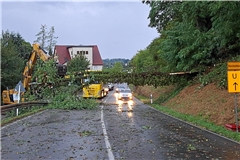 Mit den Aufräumarbeiten in Oppenweiler waren Bauhof, Feuerwehr und eine Fachfirma lange beschäftigt. Fotos: Erik Christmann
