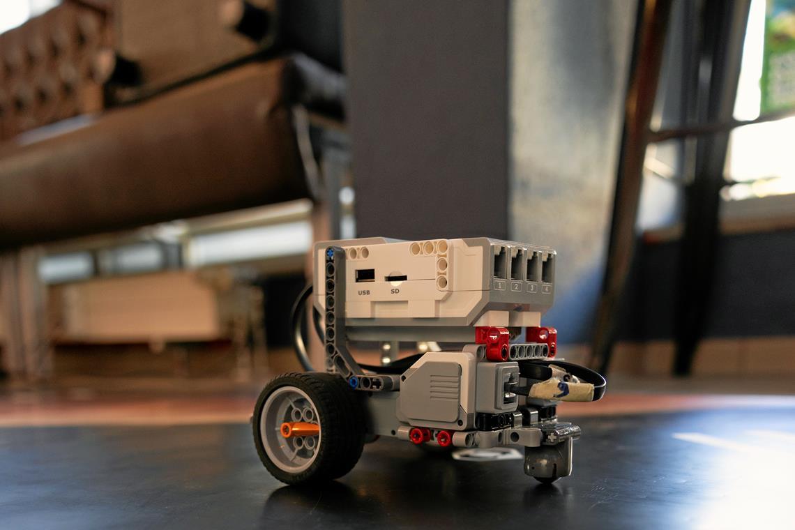 Junge Tüftler programmieren Roboter Mit den bunten Bausteinen aus Kindheitstagen haben die Legoroboter nicht mehr viel gemein.