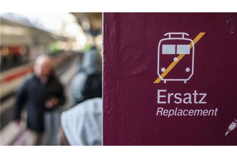 Mit den Ersatzbussen sind Reisende teilweise deutlich länger unterwegs.