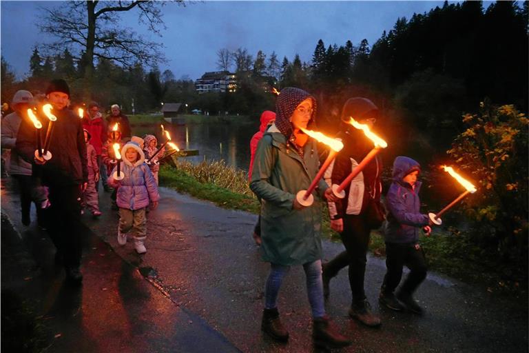 Mit den Fackeln geht es romantisch um den See herum. Foto: Cordula-Irene von Waldow-Noller