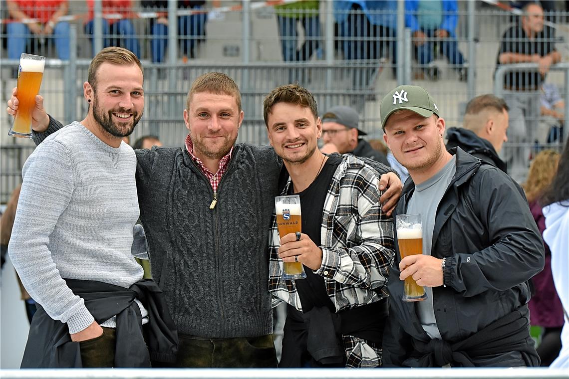 Mit den Kumpels ein Weizenbier trinken und das Konzert genießen. Melissa Naschen...