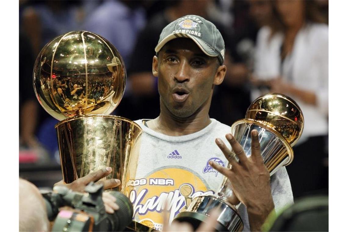 „Ruhe in Frieden“: Nowitzki und Sport-Welt trauern um Bryant Mit den Lakers gewann Superstar Bryant fünf NBA-Titel. Foto: David J. Phillip/AP/dpa