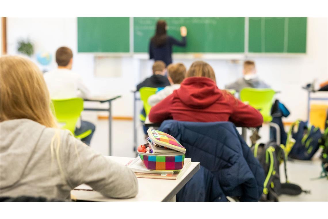 Warum es mit den Leistungen in der Schule bergab geht Mit den Leistungen von Schülerinnen und Schülern in Deutschland geht es laut Bildungsstudien bergab.