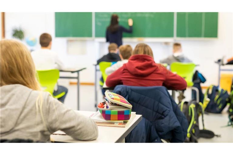 Mit den Leistungen von Schülerinnen und Schülern in Deutschland geht es laut Bildungsstudien bergab.