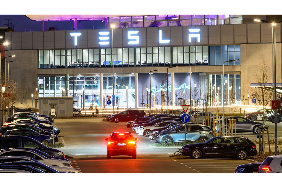 Tesla auf EU-Automarkt abgestraft Mit den Neuzulassungen geht es bei Tesla steil bergab.