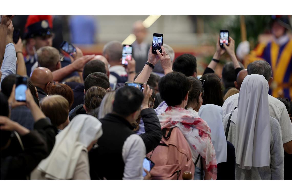 Großer Andrang: Gläubige nehmen Abschied von Franziskus Mit den Smartphones machen Gläubige ein Foto vom toten Papst.