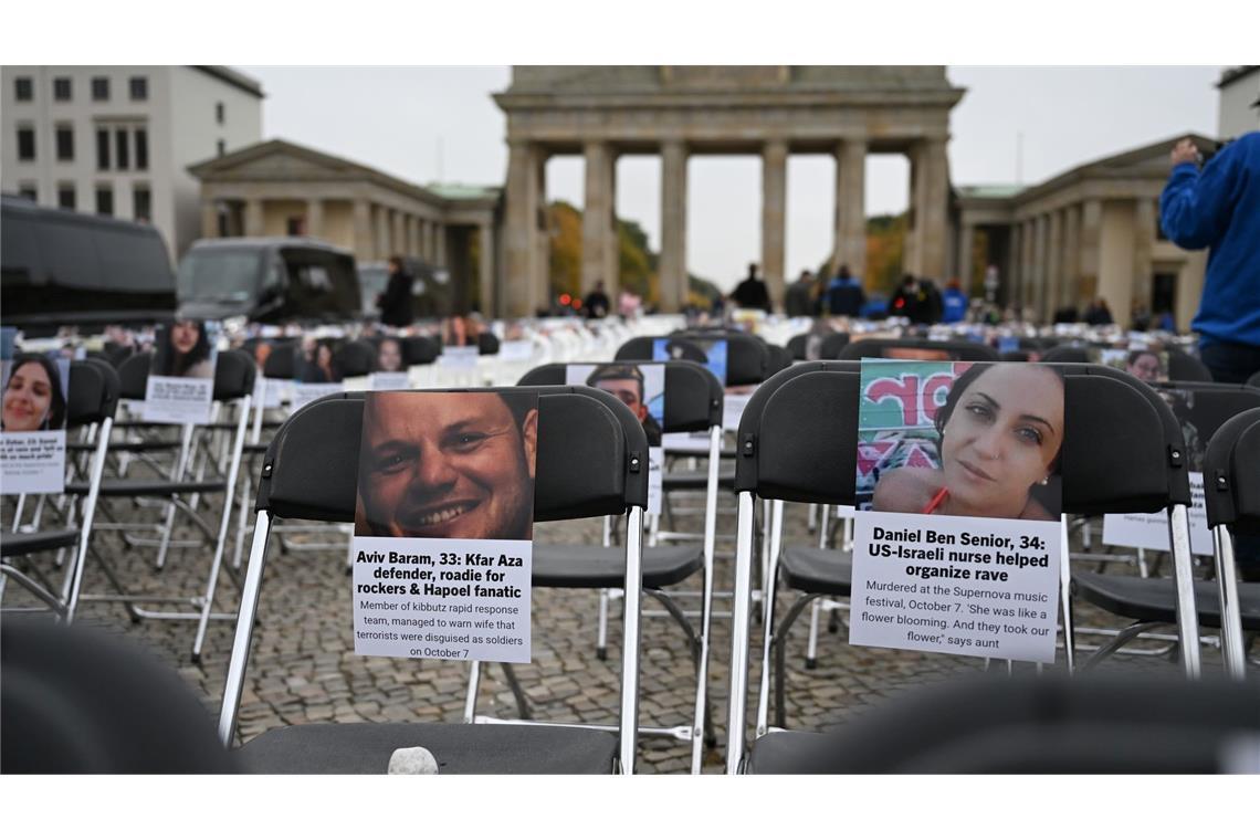 Mit den Stühlen soll an die Opfer erinnert werden.