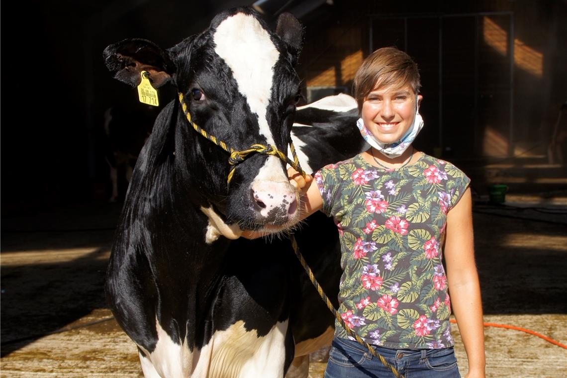 Mit der Kuh auf Du und Du Mit den tierischen Bewohnern des Bauernhofs hat sich Annika Barden schnell angefreundet. Auch der Besuch bei einer Zuchtviehauktion gehörte zu ihrem Praktikum. Foto: U. Gruber