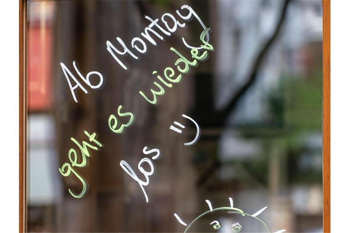 Mit den Worten „Ab Montag geht es wieder los“ im Schaufenster kündigt ein Geschäft in Frankurt am Main die Öffnung an. Foto: Frank Rumpenhorst/dpa