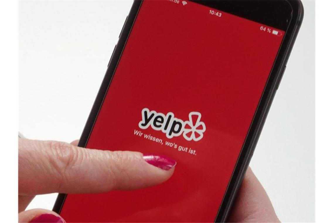 Mit der App der Bewertungsplattform Yelp können Kunden Bewertungen zum Beispiel von Restaurants oder Geschäften abgeben. Foto: Jennifer Weese/dpa