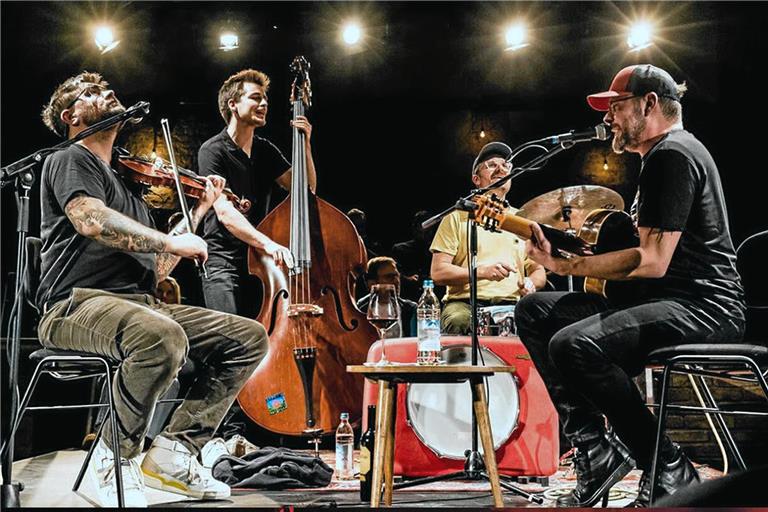 Mit der bayerischen Gipsy-Band Django 3000 können die Gäste ein neues, intimes Konzertformat erleben. Fotos: privat