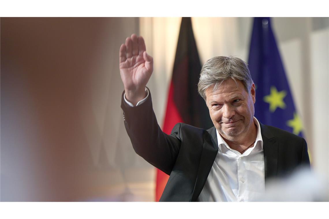 Das machen die Politiker der Ampel-Regierung heute Mit der Bekanntgabe, sein Bundestagsmandat niederzulegen, verließ <b>Robert Habeck</b> nicht nur die Politik, sondern auch Deutschland als Standort seiner Arbeit. Beruflich ging es für ihn nach Dänemark, wo er in Kopenhagen als Senior Analyst am Dänischen Institut für Internationale Studien arbeitet. Sein Fokus liegt dabei auf der Geopolitik und den sicherheitspolitischen Folgen der globalen Erderwärmung. Darüber hinaus ist er Gastdozent an der US-Elite-Universität Berkeley in Kalifornien.