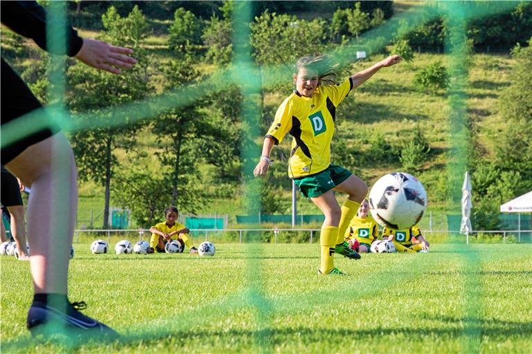 Mit der Brust annehmen, den Ball auf den Boden abtropfen lassen und in aller Seelenruhe im Tor unterbringen. Die D-Mädchen des Juniorteams aus Sulzbach und Oppenweiler bewiesen, dass mit etwas Übung auch für sie machbar ist, was die großen Stars bei der EM vollbringen. Fotos: A. Becher