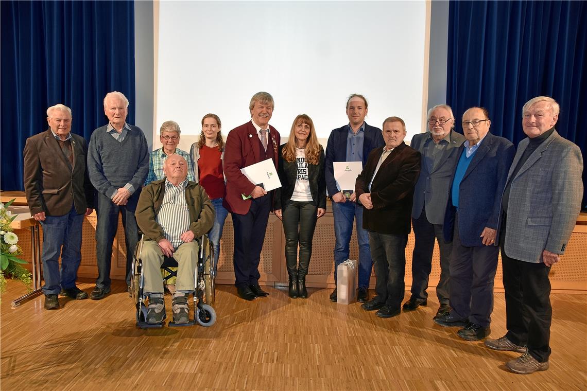 „Eine kleine Geste der Anerkennung“ Mit der Bürgermedaille geehrt: Klaus Hamann (Sechster von links) und Nabu-Vorsitzender Jochen Schäufele (Fünfter von rechts), der die Medaille stellvertretend für die Ortsgruppe entgegennahm, mit Bürgermeisterin Sabine Welte-Hauff (Mitte) und den Mitgliedern des Nabu Aspach.