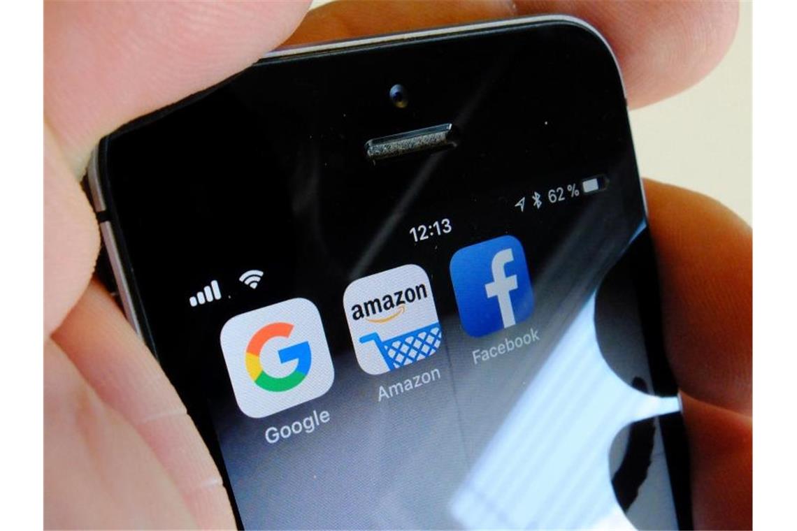 Zölle auf Wein und Käse: USA drohen Frankreich Mit der Digitalsteuer will Frankreich zum Beispiel mehr Geld von den US-Internetkonzernen Google, Amazon und Facebook. Foto: Stefan Jaitner/dpa
