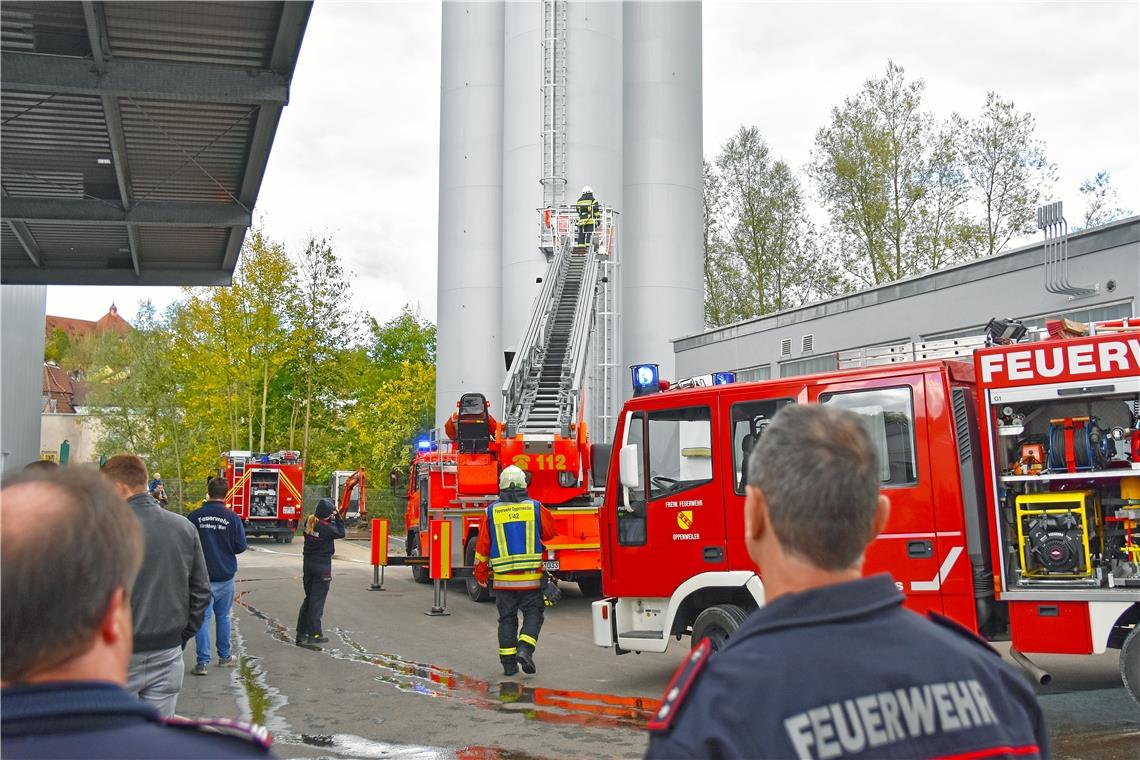 Mit der Drehleiter muss eine Person gerettet werden.