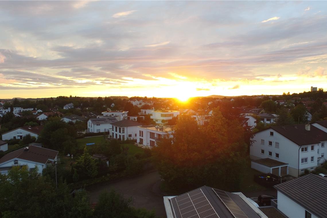 Mit der Drohne gestartet über dem Hofgut Hagenbach bei einem spätsommerlichen Sonnenuntergang. Eine von Sebastian Dörrs Lieblingsaufnahmen mit seiner Drohne. Foto: privat