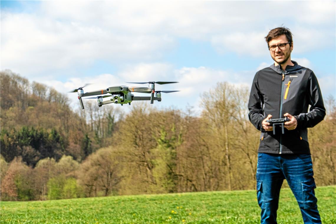 Die Rettung kommt aus der Luft Mit der Drohne hält Andreas Metz Ausschau nach Rehkitzen, die im hohen Gras liegen. Fotos: Flugmodus e.V.