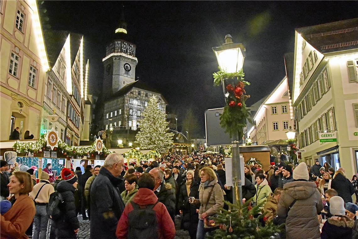 Mit der Dunkelheit kommen die Besucher auf den Weihnachtsmarkt nach  Backnang 20...