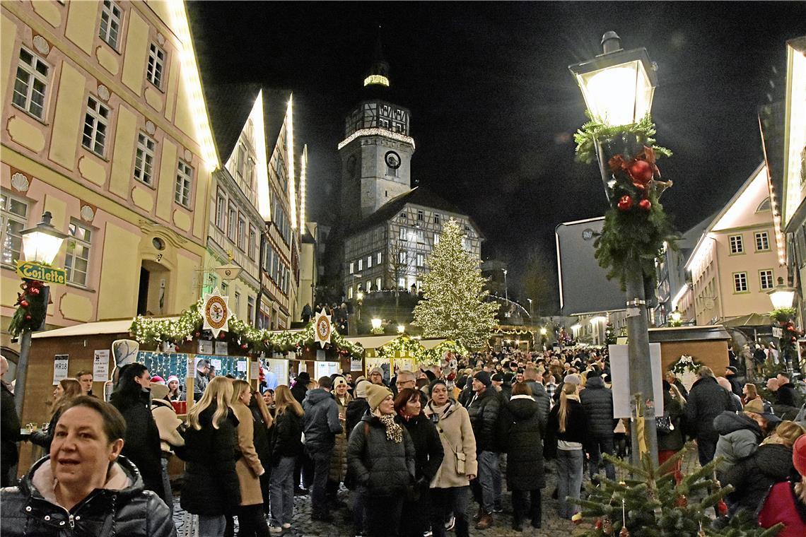 Mit der Dunkelheit kommen die Besucher auf den Weihnachtsmarkt nach  Backnang 20...