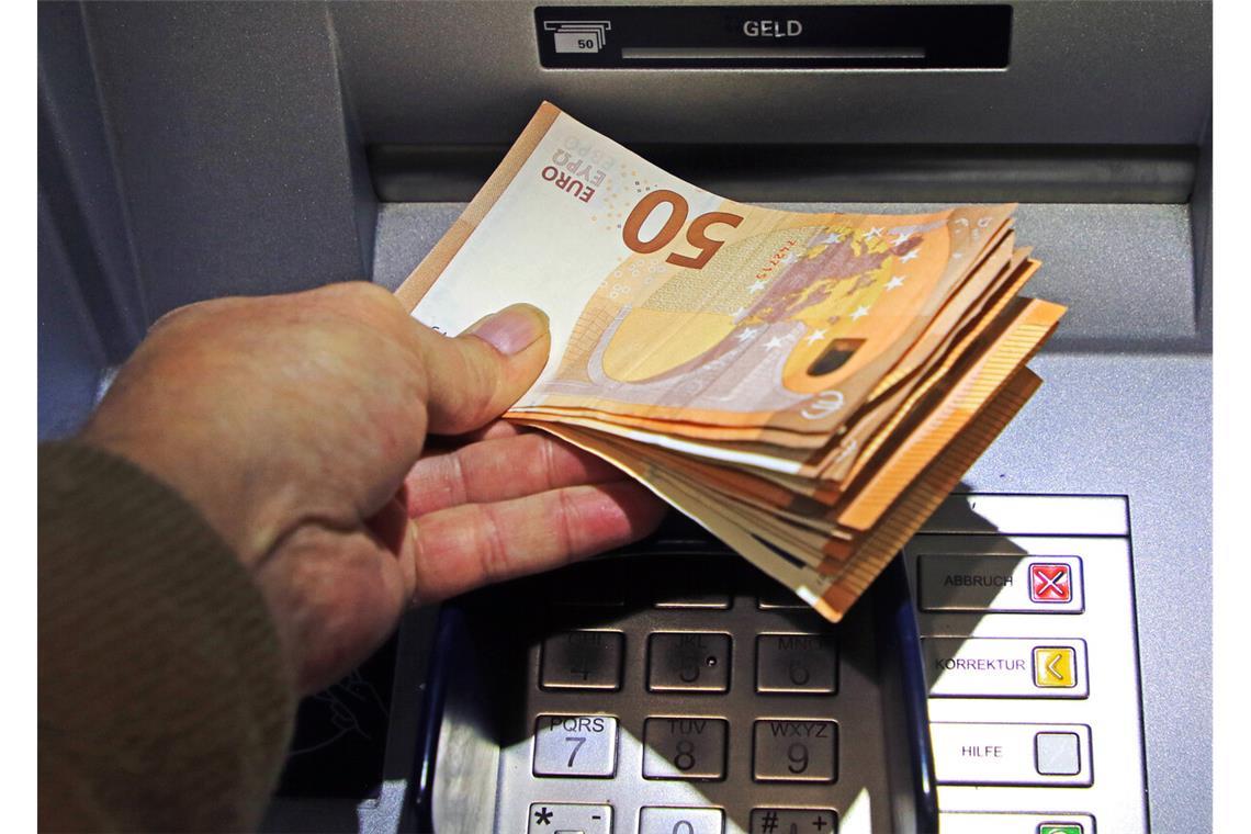 Mit der erbeuteten EC-Karte holen sich die Anrufbetrüger am Ende noch weiteres Bargeld.