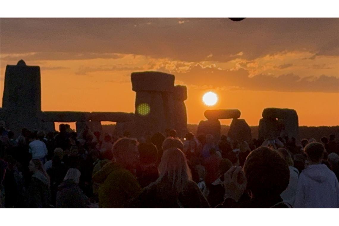 Magischer Moment: Tausende feiern Sonnenwende in Stonehenge Mit der Errichtung einer frühen Variante von Stonehenge wurde vor etwa 5.000 Jahren begonnen.