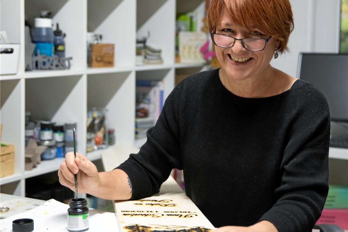 Abschiednehmen persönlicher gestalten Mit der Fertigung der Seelenbretter hat Tanja Geiger 2009 ihr Hobby zum Beruf gemacht.
