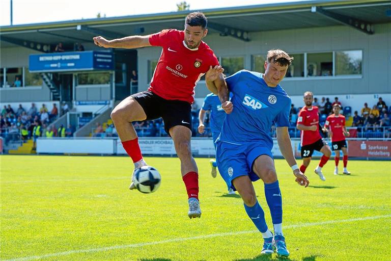 Mit der Hacke hat Michael Kleinschrodt (links) beim Hinspiel in Walldorf das erste der vier Aspacher Tore erzielt. Foto: Eibner