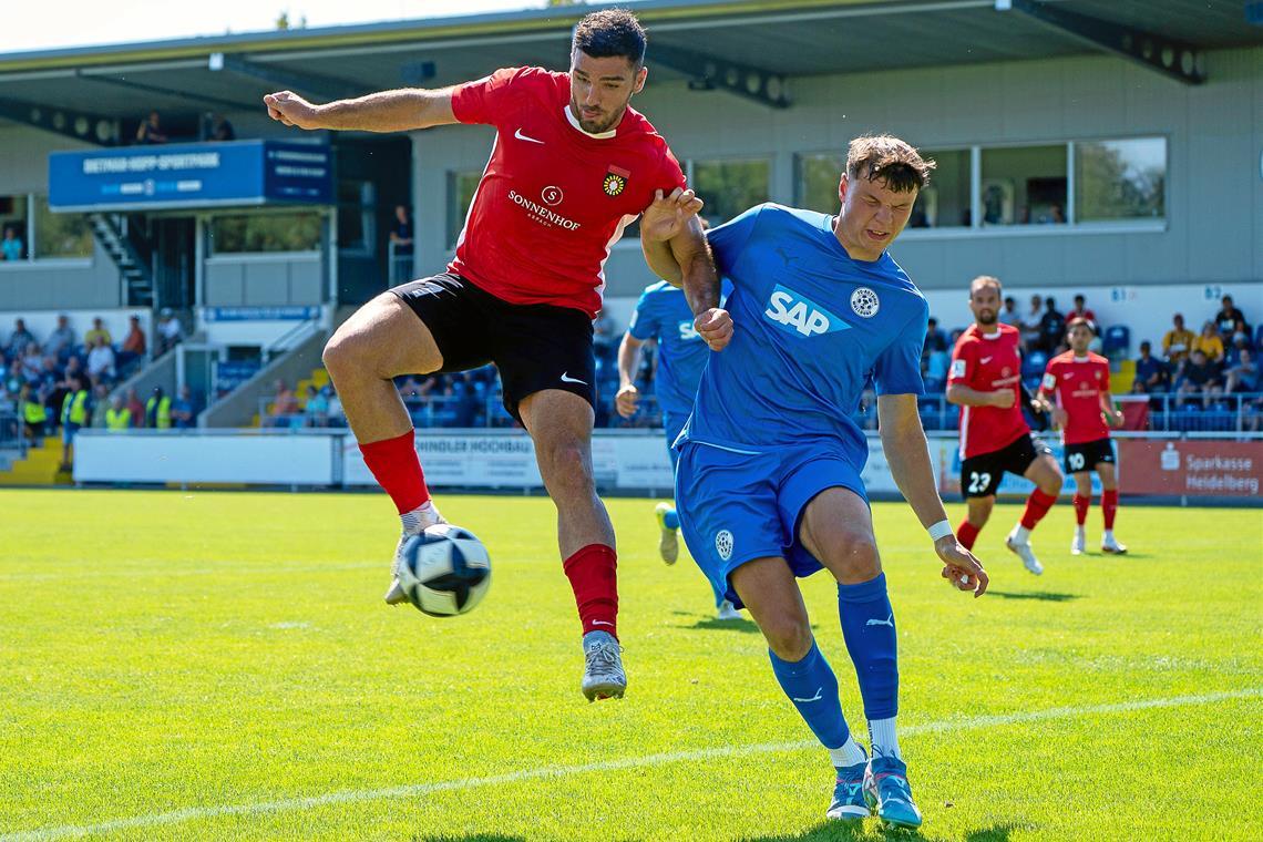SG Sonnenhof Großaspach: Zweites Saisonspiel, zweiter Sieg Mit der Hacke lenkt Michael Kleinschrodt (links) die Flanke von Loris Maier zum 1:1-Ausgleich ins lange Eck. Die SG Sonnenhof Großaspach ist sechs Minuten nach der Halbzeit zurück im Spiel. Foto: Philip Ziegler