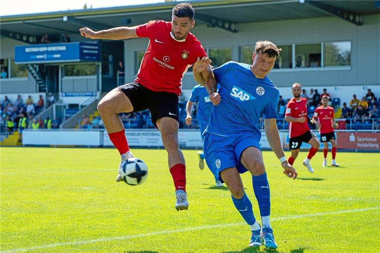 Mit der Hacke lenkt Michael Kleinschrodt (links) die Flanke von Loris Maier zum 1:1-Ausgleich ins lange Eck. Die SG Sonnenhof Großaspach ist sechs Minuten nach der Halbzeit zurück im Spiel. Foto: Philip Ziegler
