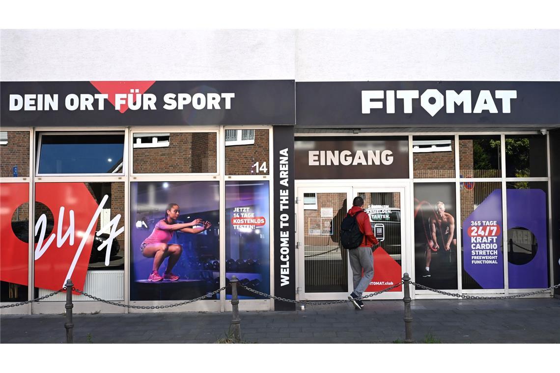 Allein im Fitnessstudio: "Smart Gyms" sind im Trend Mit der Handy-App kommen Kunden rein in das Fitnessstudio Fitomat. Kameras überwachen den Innenraum.