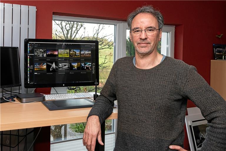 Mit der Nachbearbeitung der Bilder in Photoshop verbringt Dietmar van der Linden oft einige Wochen.  Foto: Maya van der Linden