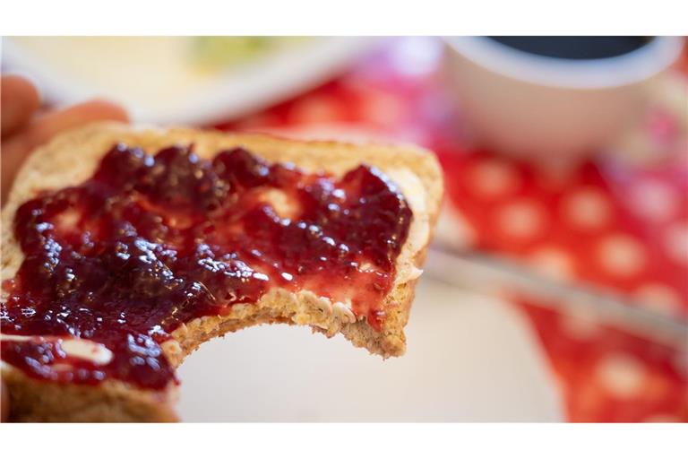 Mit der nun in Kraft getretenen Verordnung ist die Wortklauberei um "Konfitüre" und "Fruchtaufstrich" vom (Frühstücks-)Tisch. (Symbolbild)