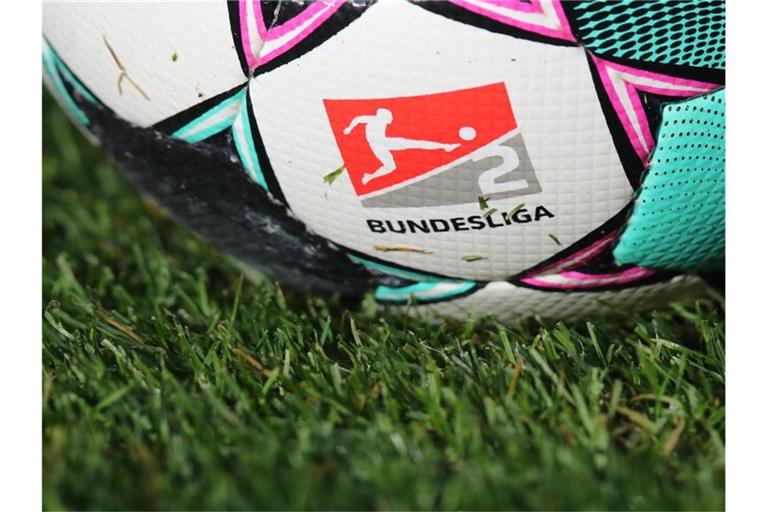 Mit der Partie FC Schalke 04 gegen den Hamburger SV startet die 2 Liga am 23. Juli in die neue Saison. Foto: Daniel Karmann/dpa