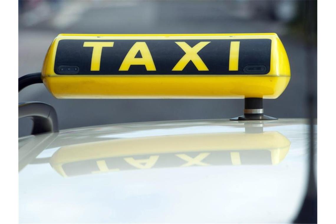Neuer Rahmen für Taxis und Fahrdienste per App Mit der Reform sollen zugleich klassische Taxi-Anbieter geschützt werden. Foto: Stefan Sauer/dpa-Zentralbild/dpa