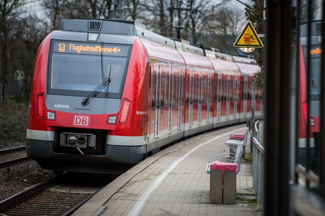 Zum Flughafen wird ein Umstieg nötig Mit der S3 vom Backnanger Bahnhof bis Flughafen/Messe – das geht künftig nur noch sonntags. Archivfoto: A. Becher