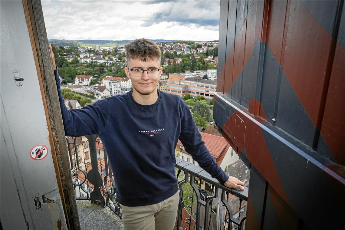 Mit der Schule hat Paul Simon den Stadtturm bereits besucht, der 18-Jährige ist also nicht zum ersten Mal über den Dächern von Backnang. Fotos: Alexander Becher