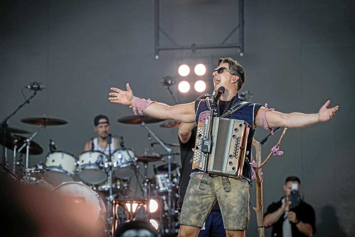 Mit der steirischen Harmonika vor der Brust animiert Gabalier beim "Obersteirer"...