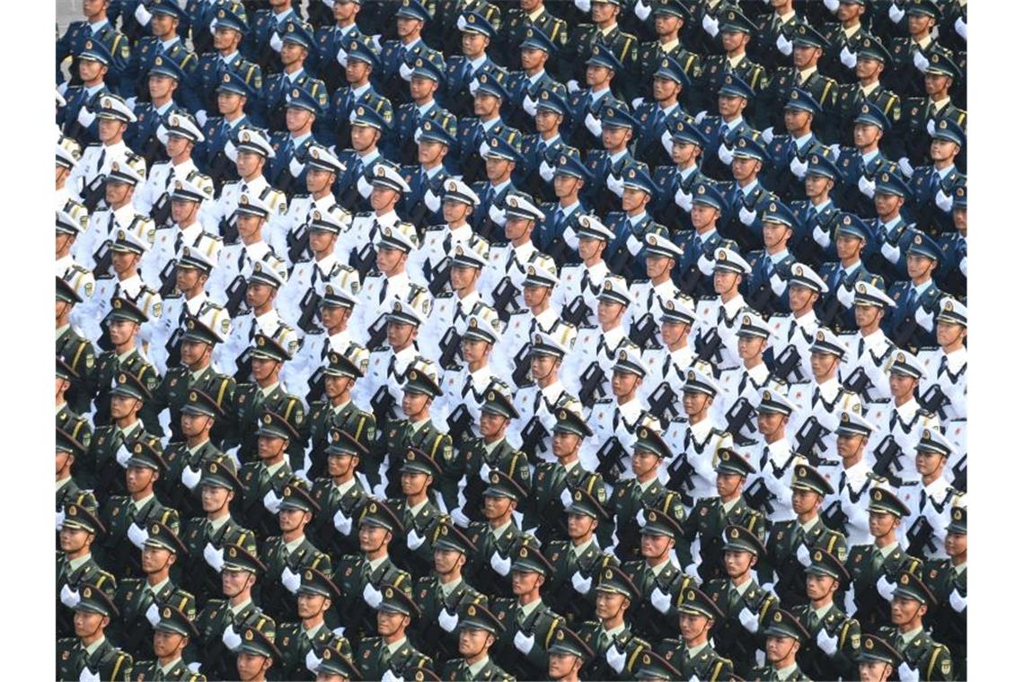 Mit der Truppenschau will die kommunistische Führung militärische Stärke, ihren Machtanspruch und internationalen Gestaltungswillen demonstrieren. Foto: Zhai Jianlan/XinHua/dpa