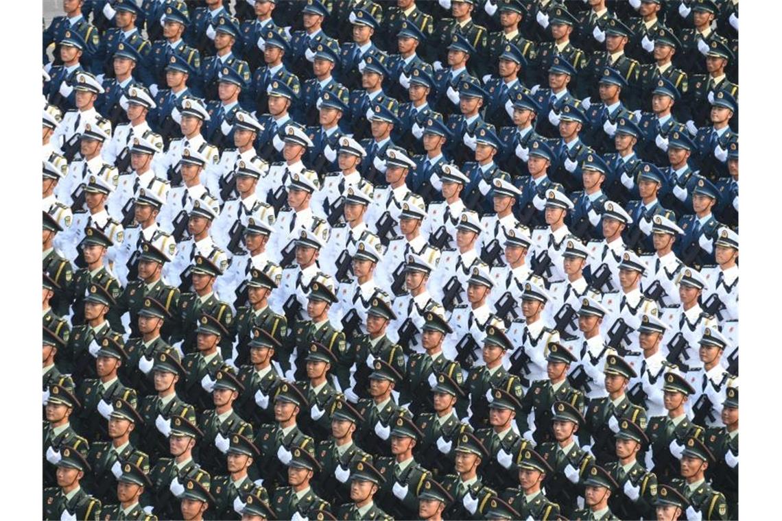 Gigantische Waffenschau in Peking - Randale in Hongkong Mit der Truppenschau will die kommunistische Führung militärische Stärke, ihren Machtanspruch und internationalen Gestaltungswillen demonstrieren. Foto: Zhai Jianlan/XinHua/dpa