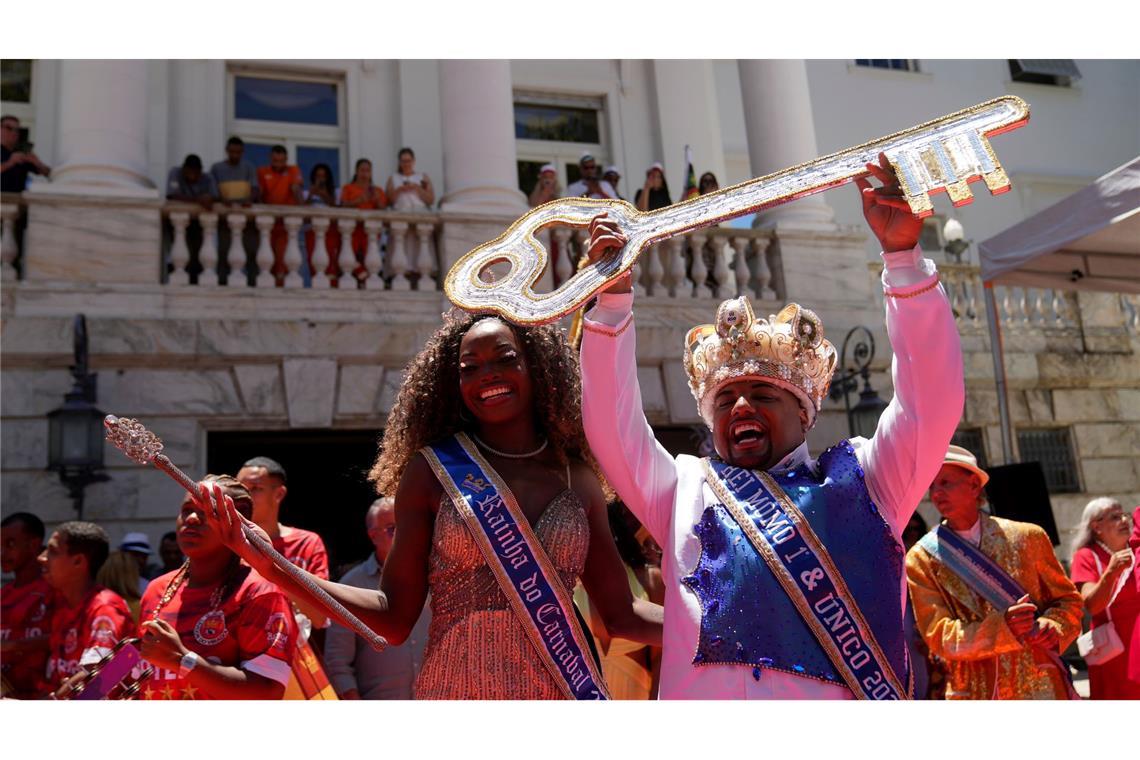 Schlüsselübergabe an "König Momo": Karneval in Rio beginnt
