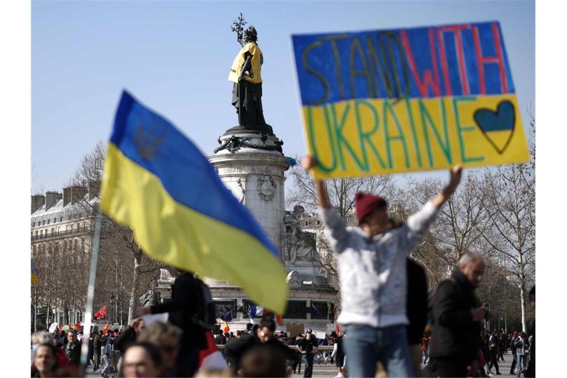 Stadt Paris erklärt Kiew zum Ehrenbürger Mit der Verleihung der Ehrenbürgerwürde an Kiew bekräftige „Paris seine Freundschaft und seine Unterstützung für die ukrainische Hauptstadt“, erklärt Bürgermeisterin Anne Hidalgo. Foto: Thomas Coex/AFP/dpa